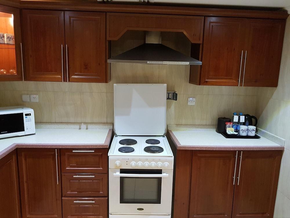 Taiba Suites Madinah Medina Kültér fotó A typical kitchen