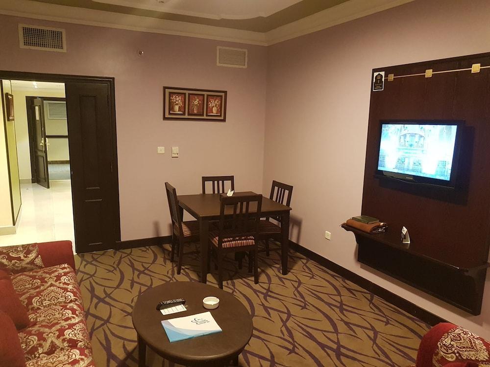 Taiba Suites Madinah Medina Kültér fotó A living room in a suite at the hotel
