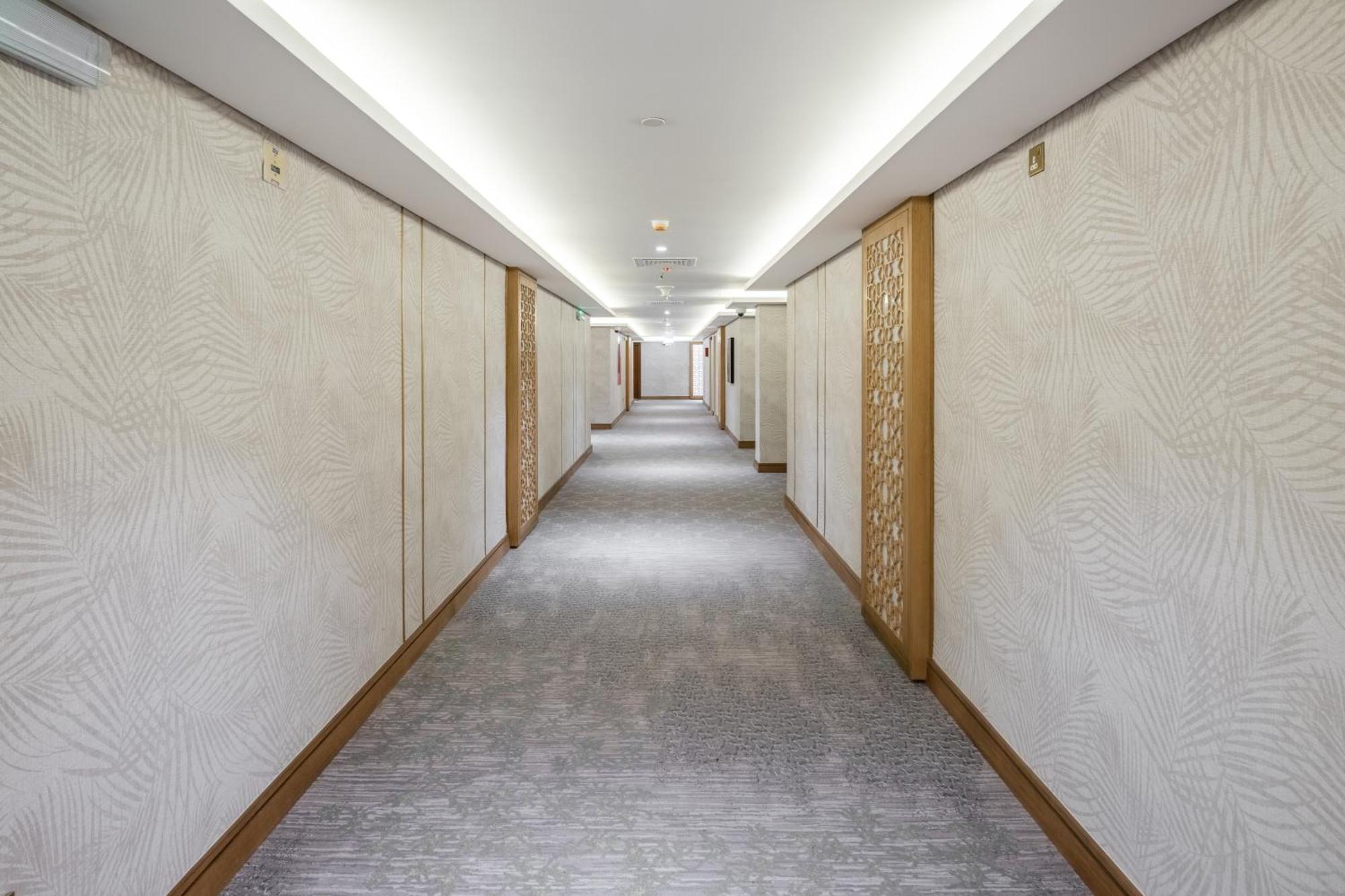 Taiba Suites Madinah Medina Kültér fotó A corridor at the hotel