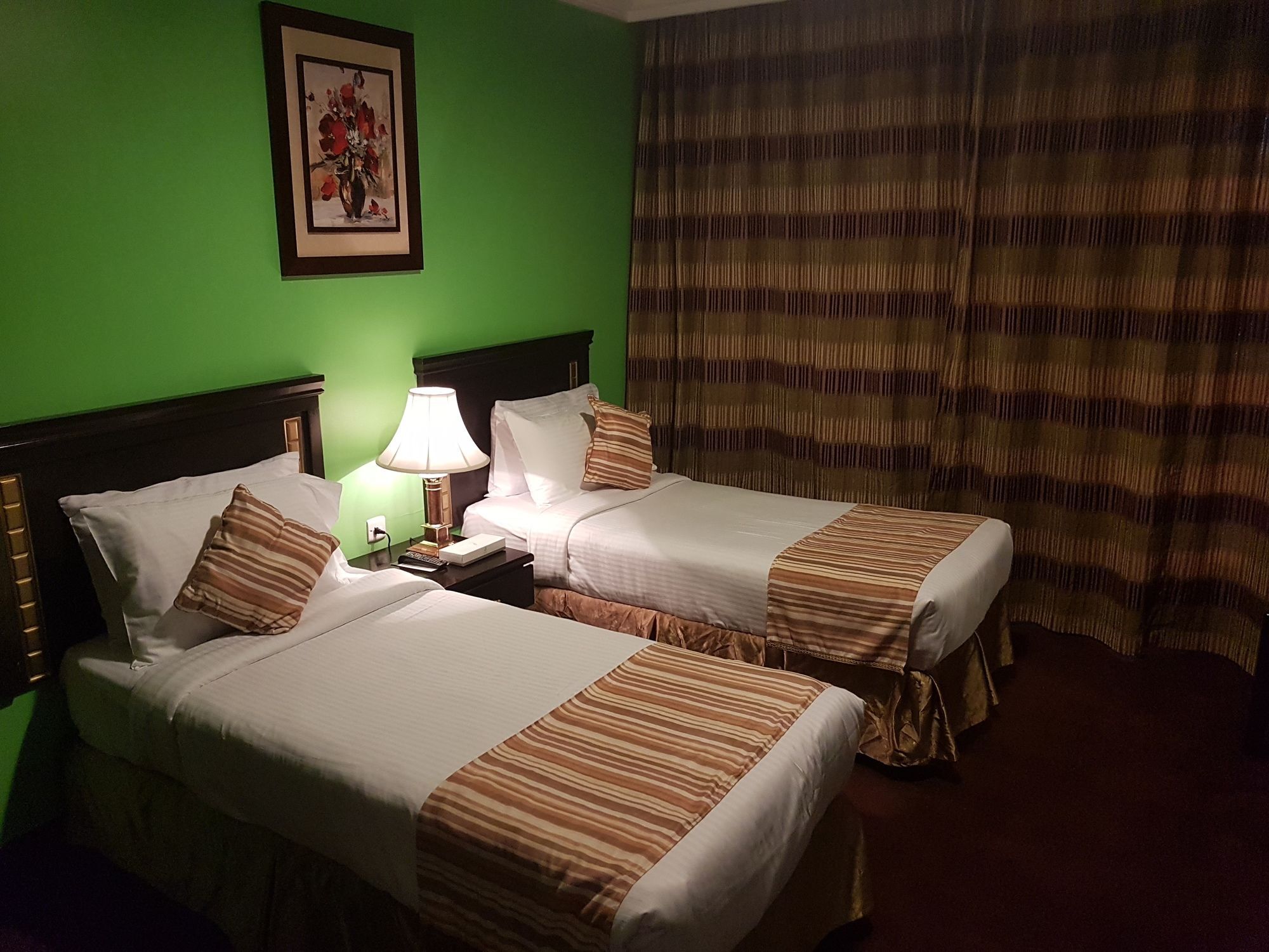 Taiba Suites Madinah Medina Kültér fotó A room at the hotel