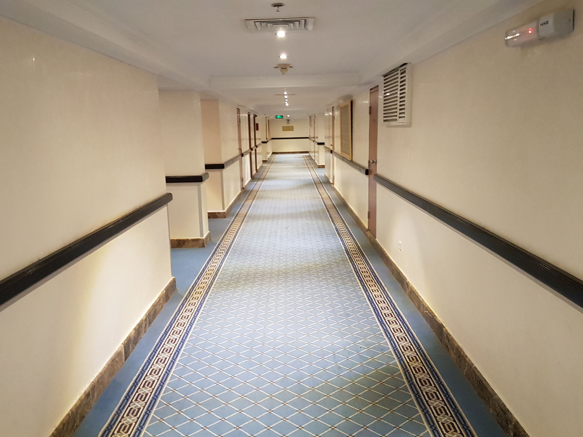 Taiba Suites Madinah Medina Kültér fotó A corridor in a hotel