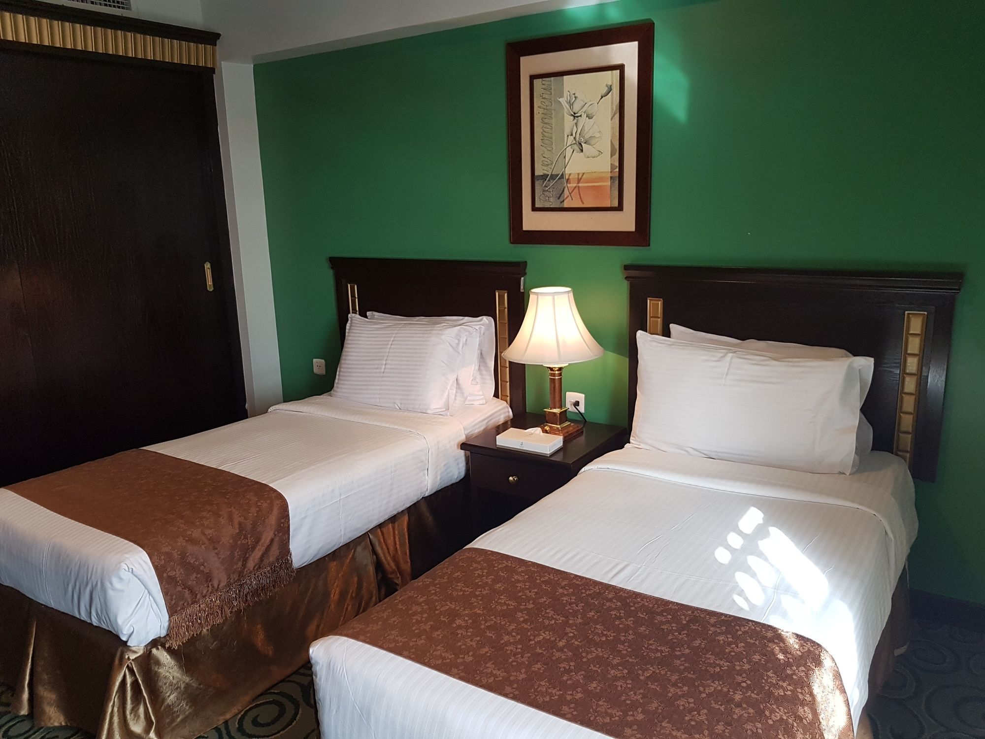 Taiba Suites Madinah Medina Kültér fotó A room at the hotel