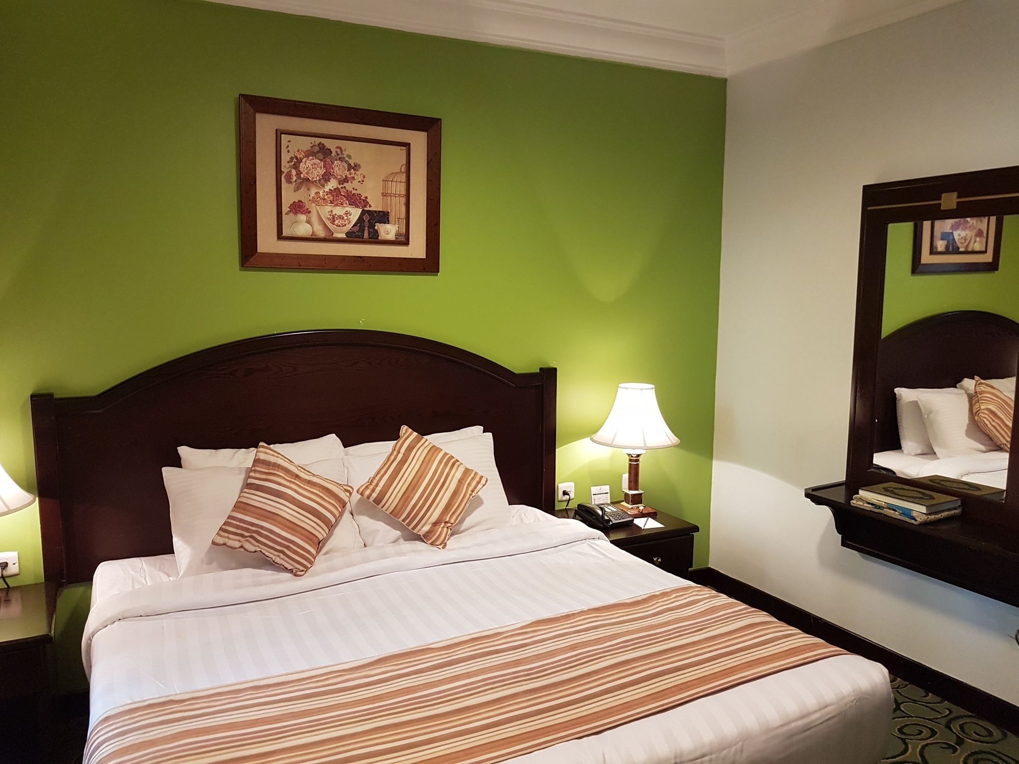 Taiba Suites Madinah Medina Kültér fotó Deluxe Room