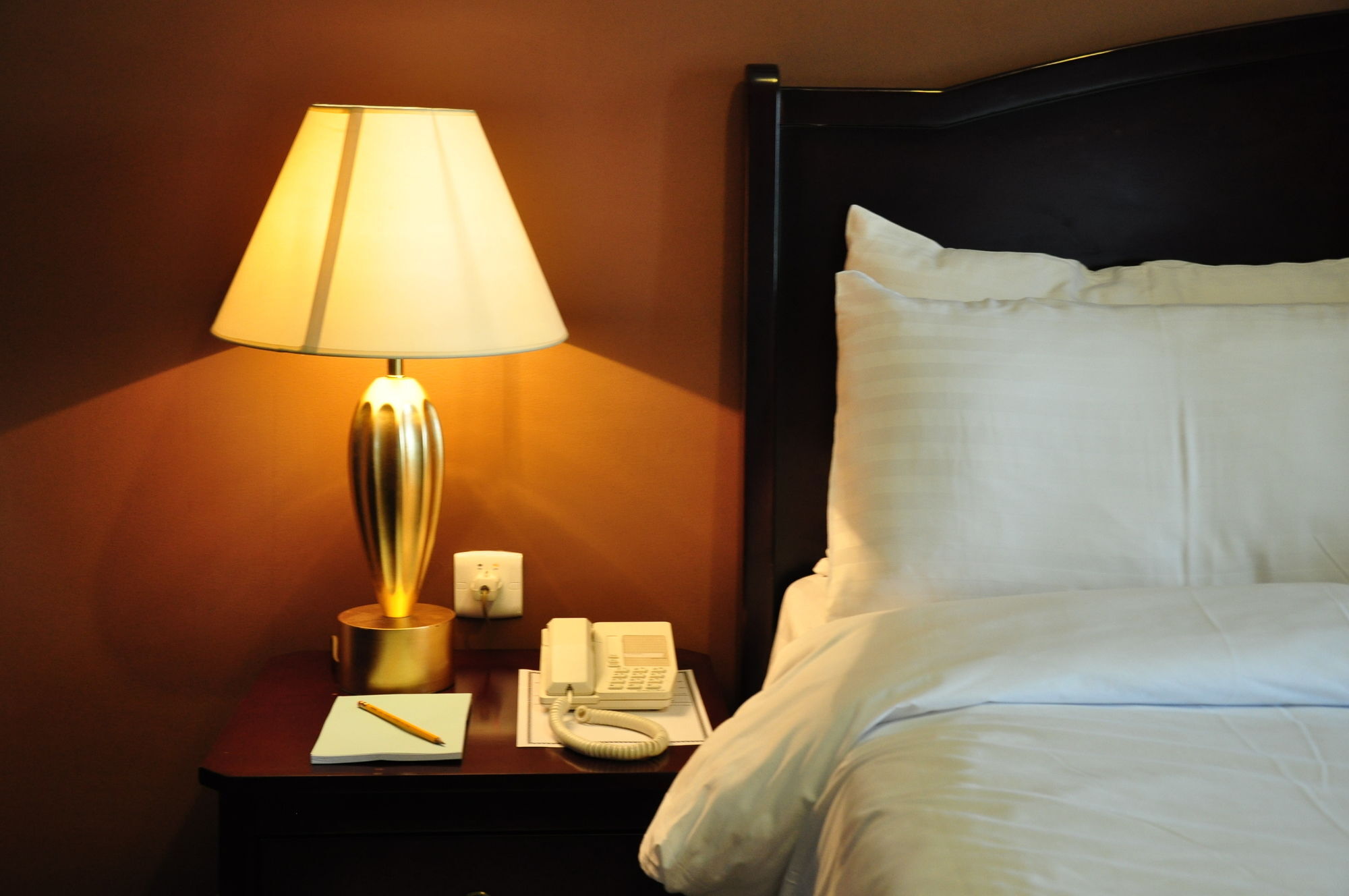 Taiba Suites Madinah Medina Kültér fotó A lamp on a bedside table