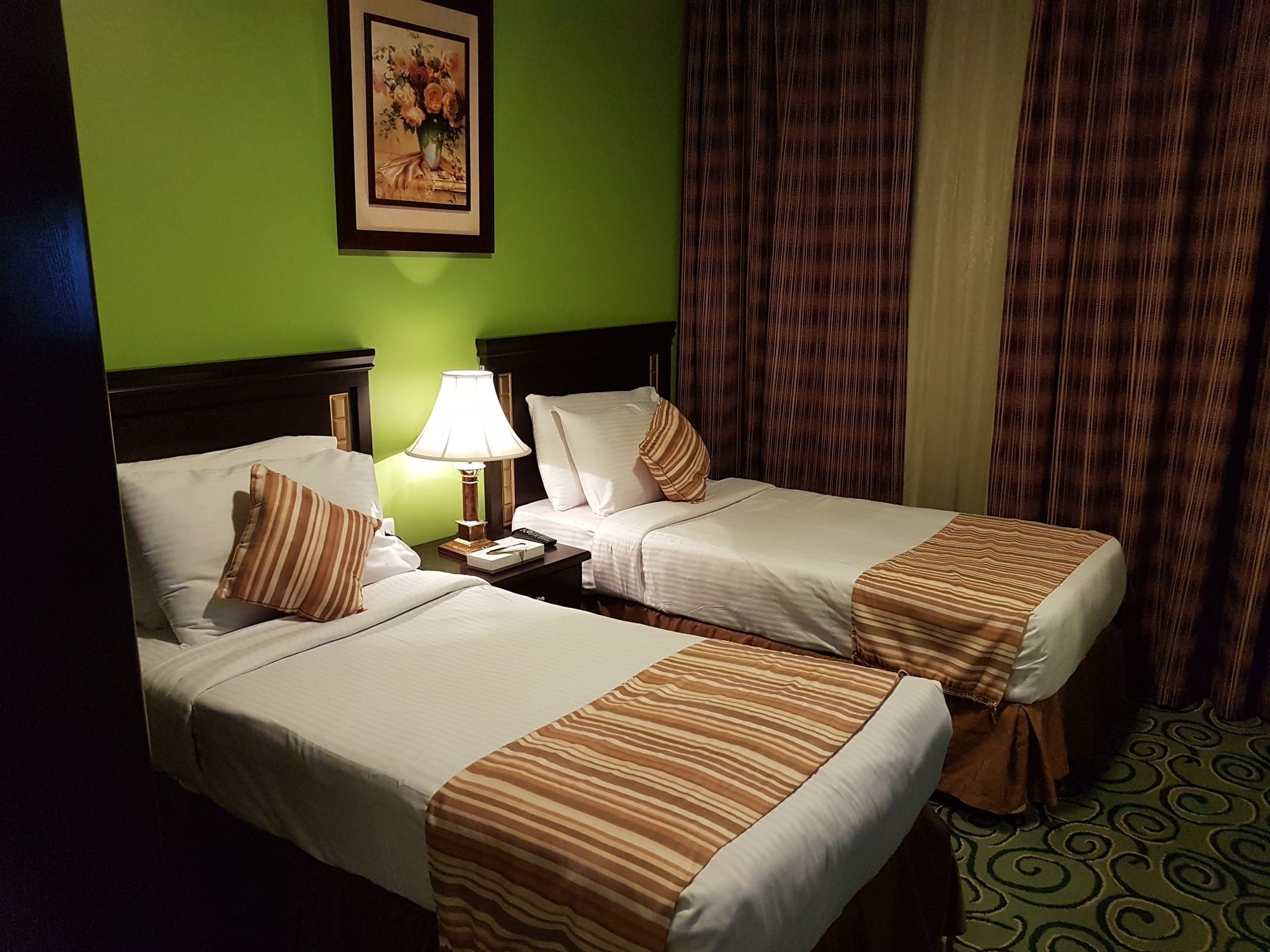 Taiba Suites Madinah Medina Kültér fotó A room at the hotel