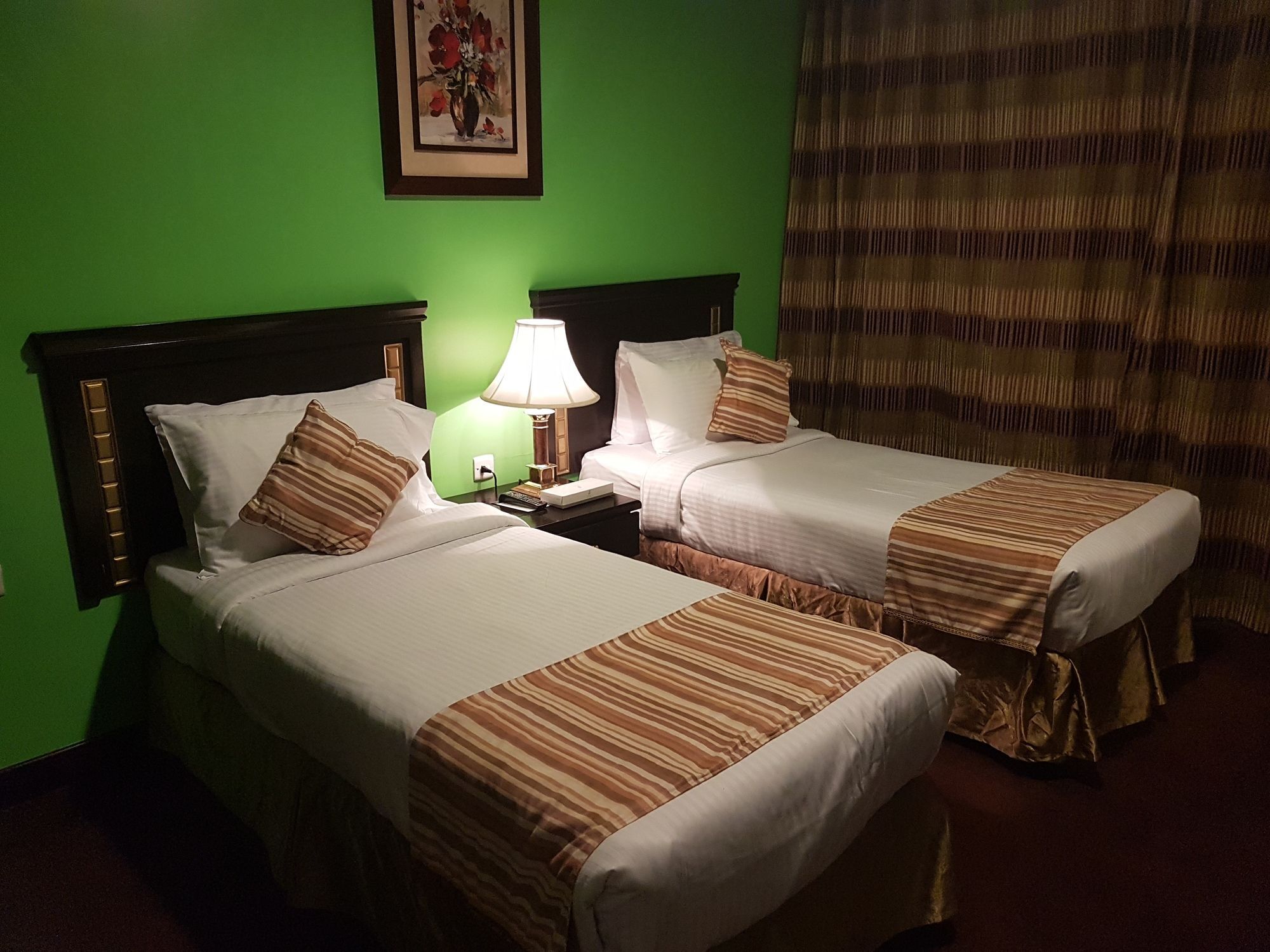 Taiba Suites Madinah Medina Kültér fotó A room at the hotel