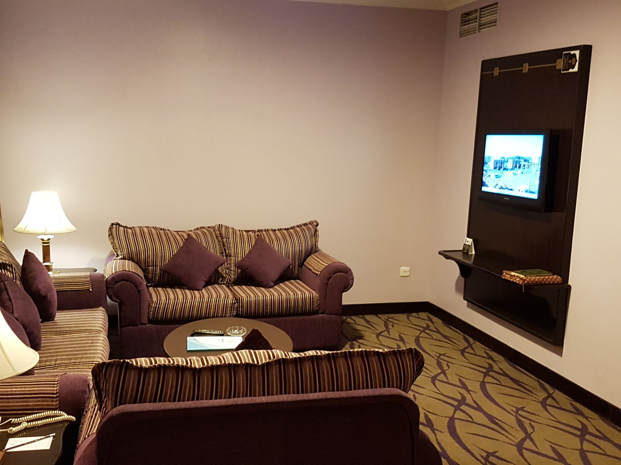 Taiba Suites Madinah Medina Kültér fotó A living room in a hotel suite