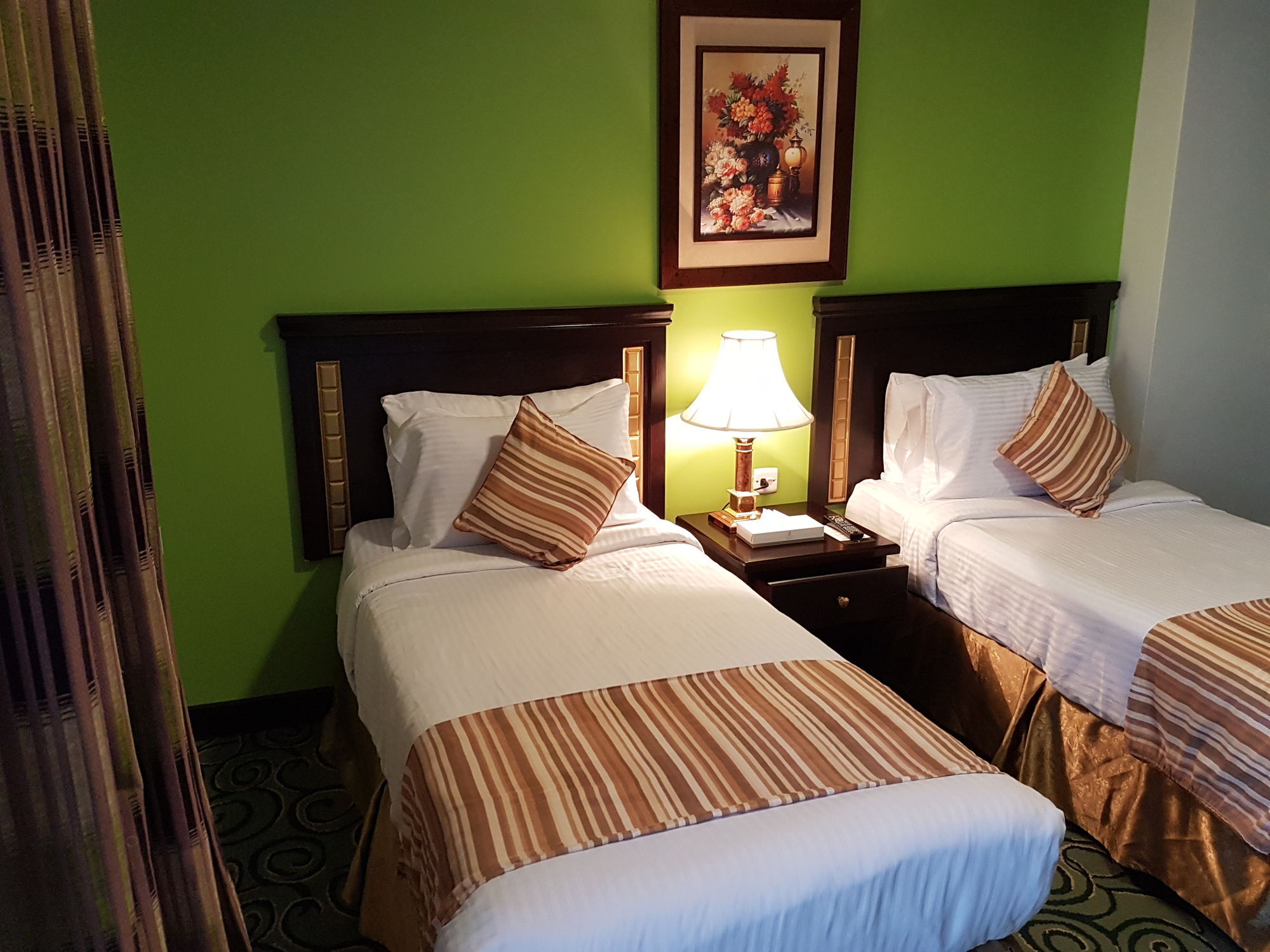 Taiba Suites Madinah Medina Kültér fotó A room at the hotel