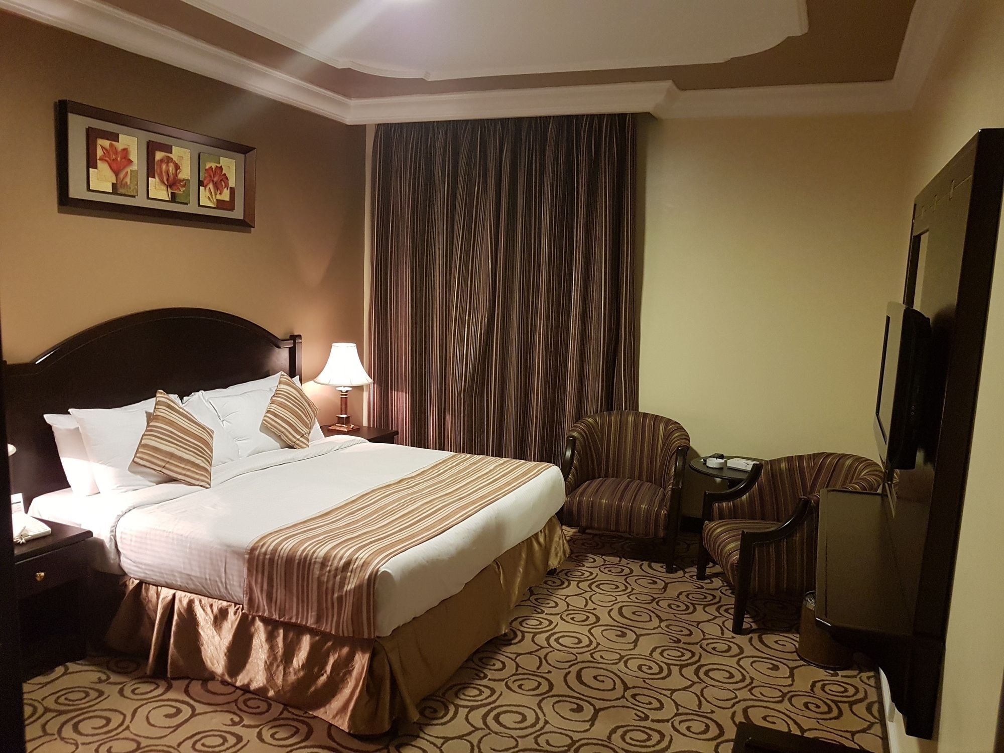 Taiba Suites Madinah Medina Kültér fotó A room at the hotel