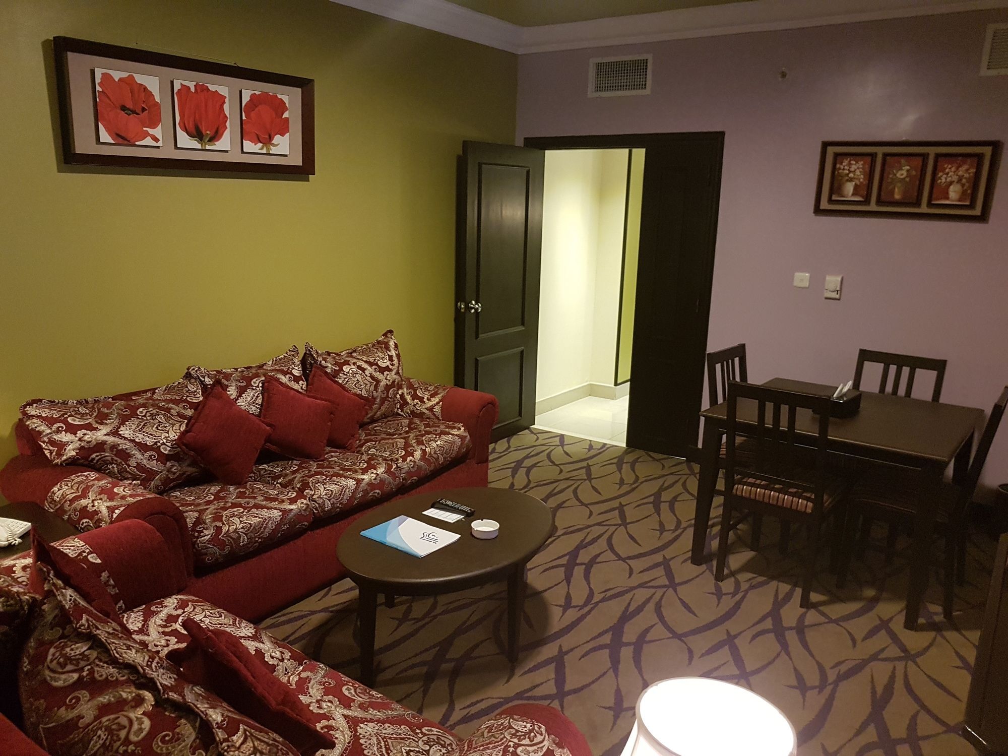 Taiba Suites Madinah Medina Kültér fotó Living room of a suite at the MGM Grand