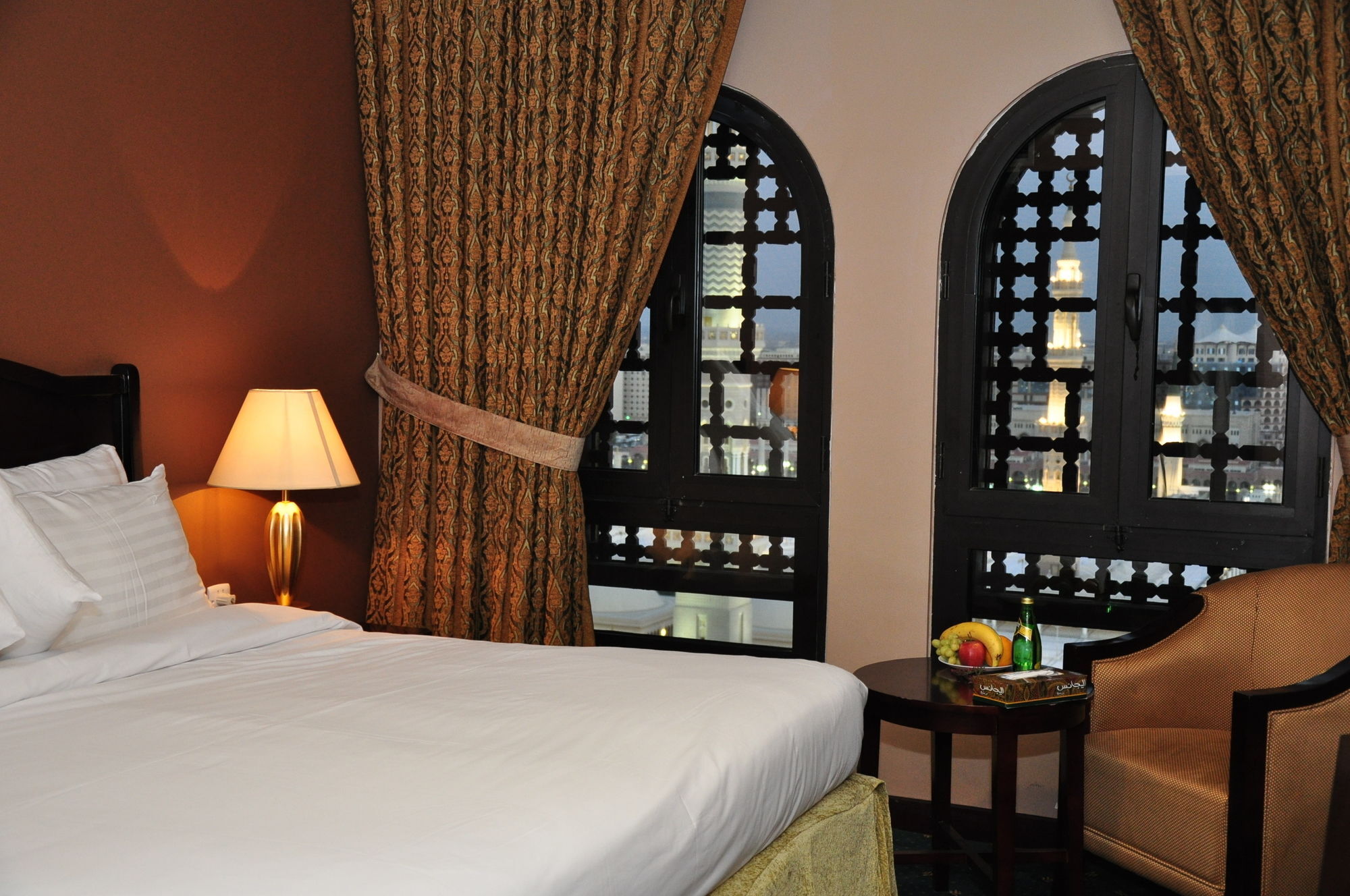 Taiba Suites Madinah Medina Kültér fotó A room at the hotel