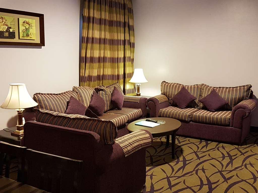 Taiba Suites Madinah Medina Szoba fotó A living room