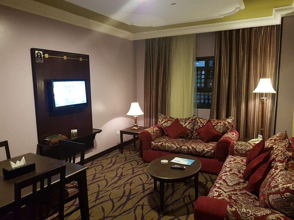 Taiba Suites Madinah Medina Szoba fotó A living room in a suite at the hotel