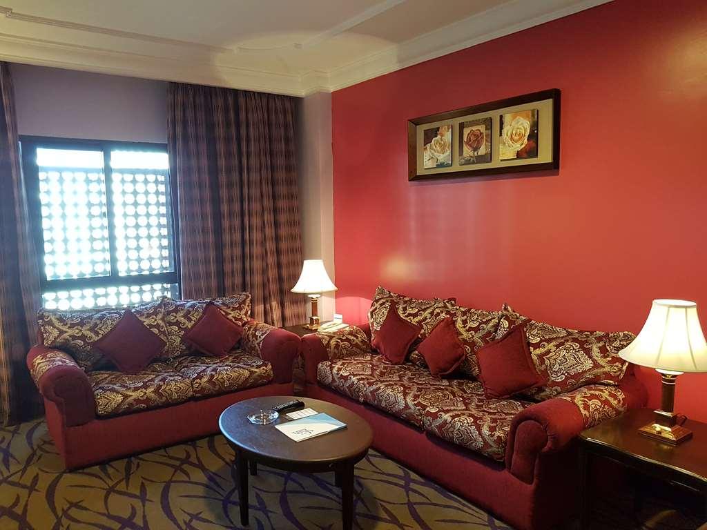 Taiba Suites Madinah Medina Szoba fotó A living room in a suite at the Grand Hotel
